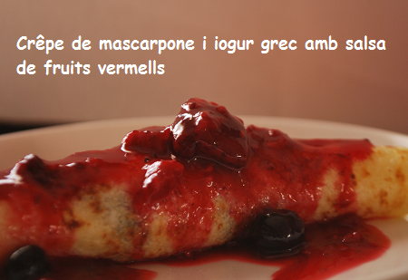 crepe de mascarpone i iogur grec amb salsa de fruits vermells